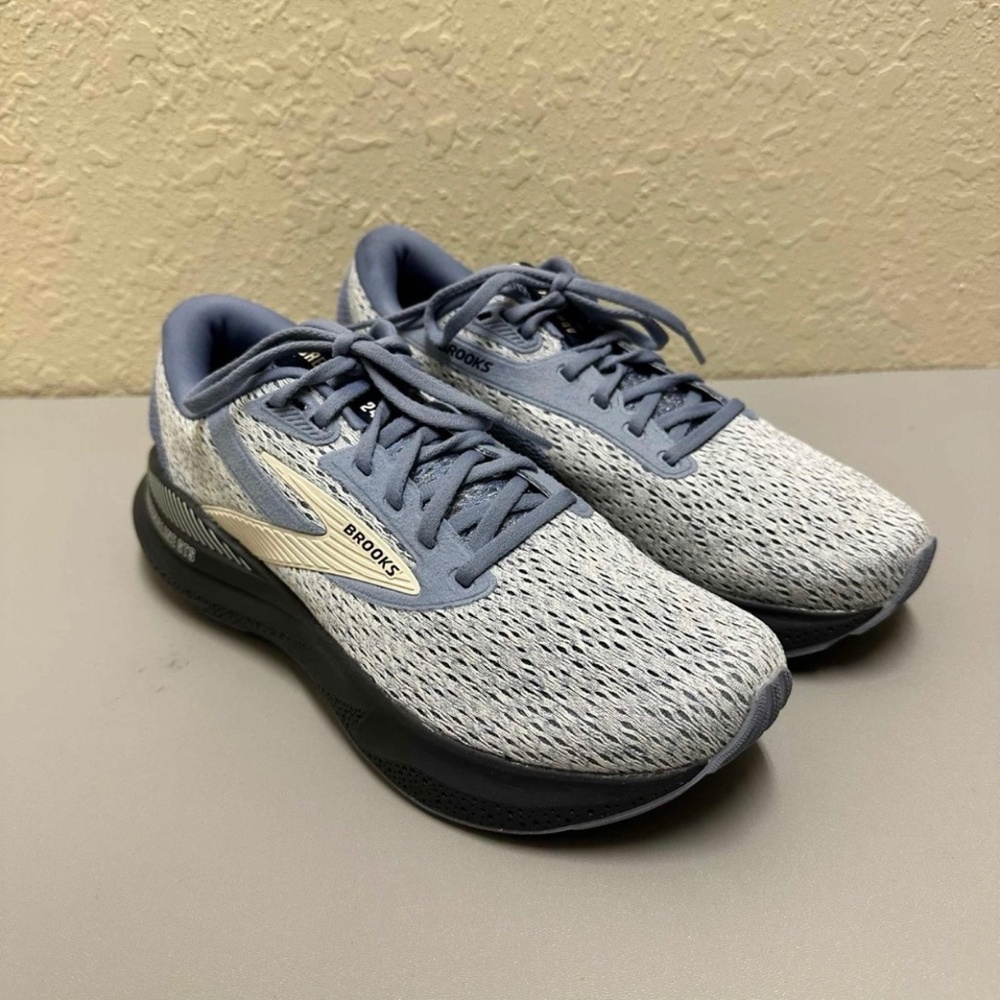 BROOKS Adrenaline 24 GTS Women’s Running Shoes Size 9 Small Wear Right Shoe